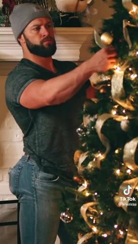 Muscular hunk Bubblebutt - video 2
