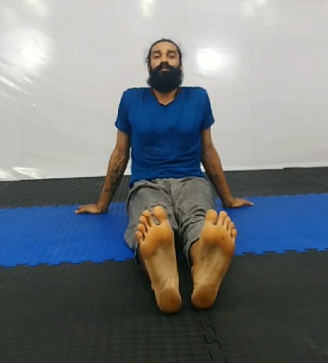 arab male feet exercising