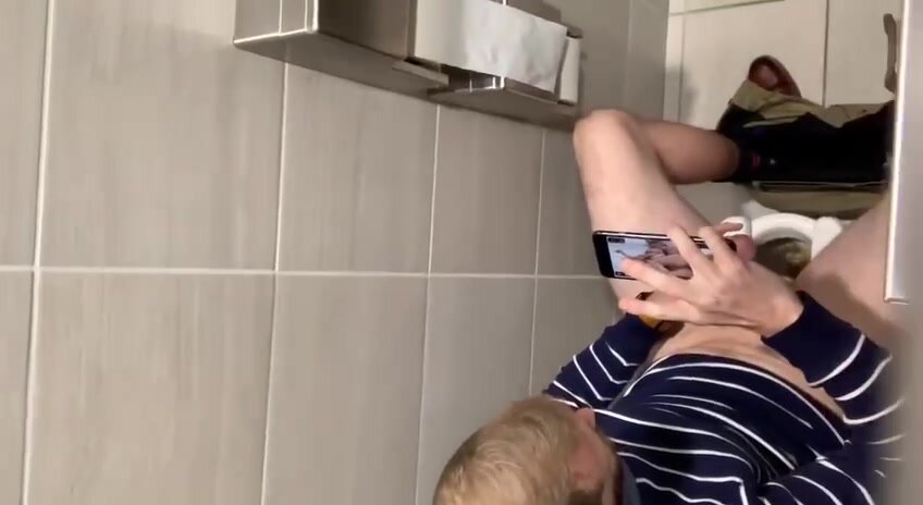 Jerking off in the toilet - video 5