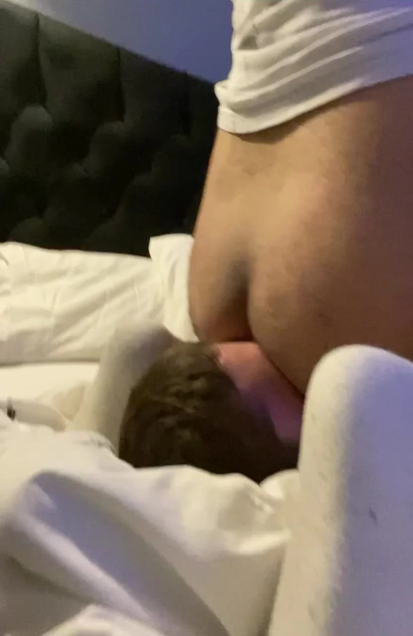 Sitting on young white guys face - ThisVid.com