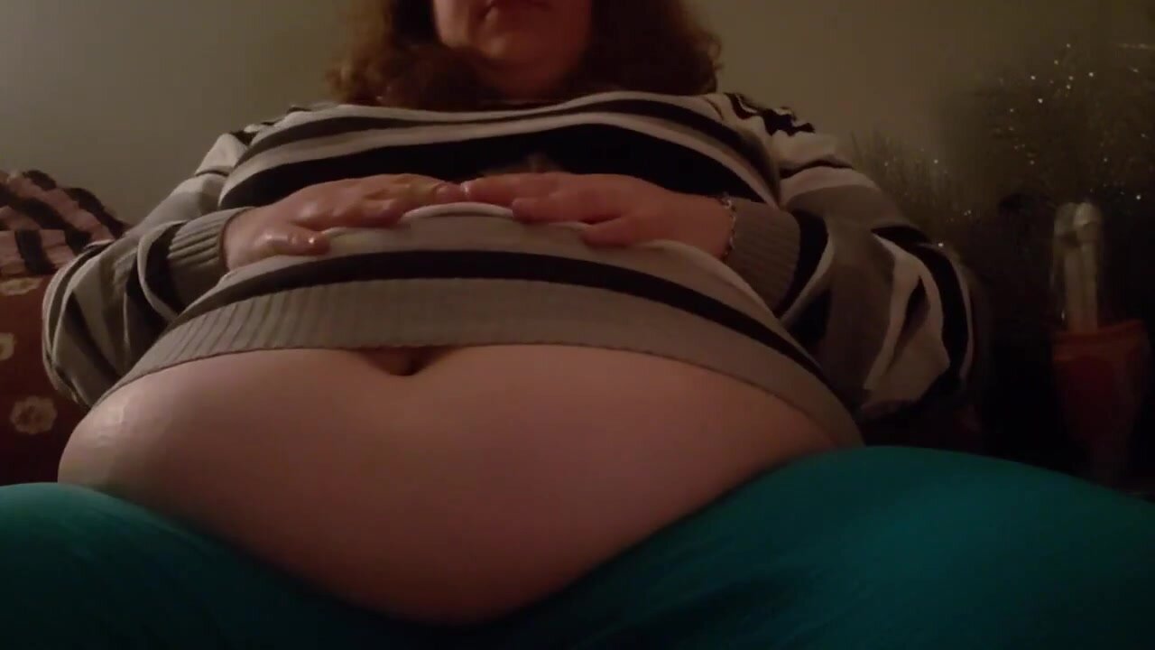white girl playing self fat belly