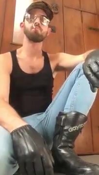 Leather gloves smoker - video 2