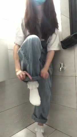 China college students pee their pants.2