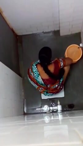 Indian women in saree caught pissing