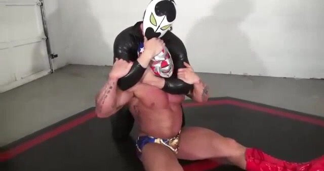 Bodybuilder  is defeated by mysterious masked man