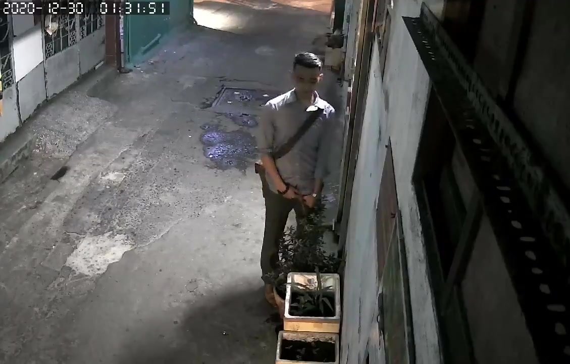 Handsome guy piss - video 2