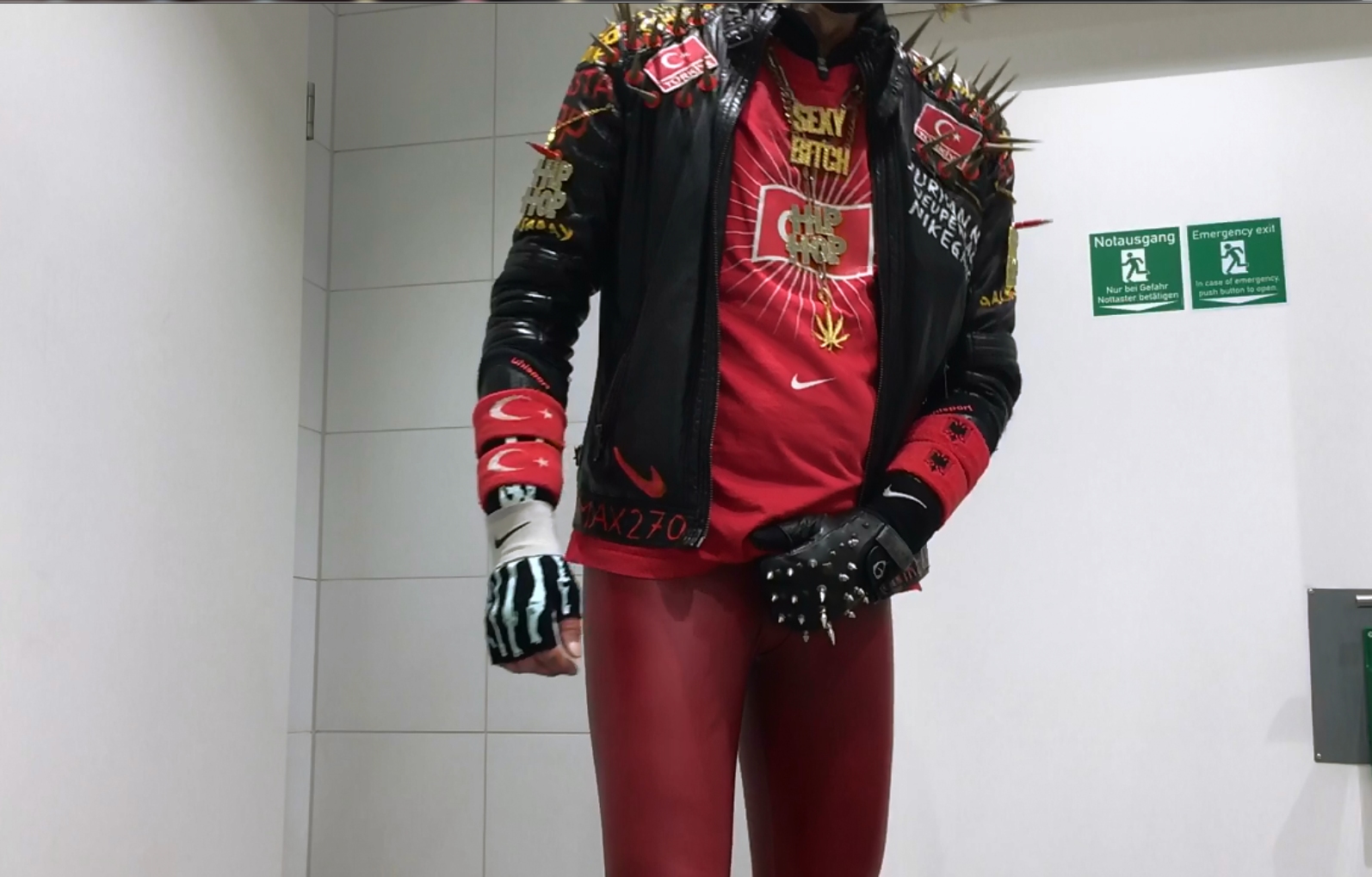 Addicted HipHop Punk in supertight leatherleggings piss