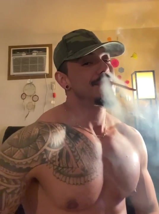 Athlets Hot Muscle Latino Smoker