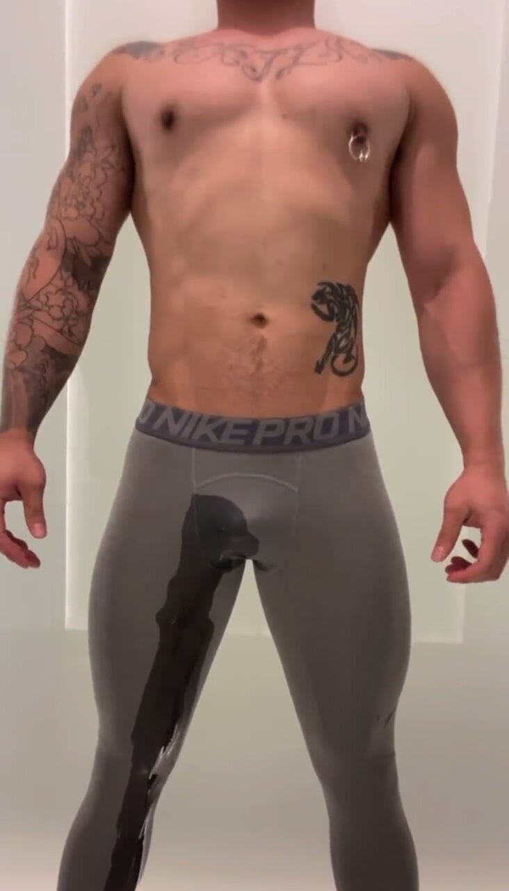 Buff Asian guy pissing in grey Nike tights