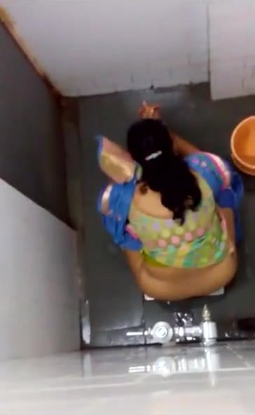 Indian women caught pissing in the washroom