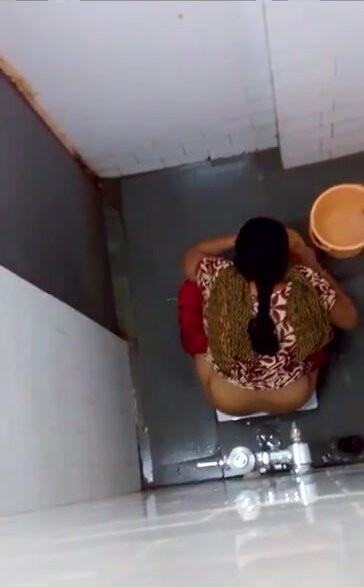 Indian woman pissing caught