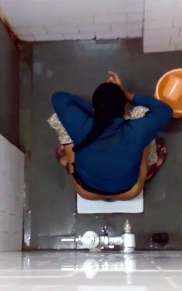 Indian woman pissing & changing her pad