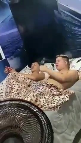 Heteros jogando e brincando