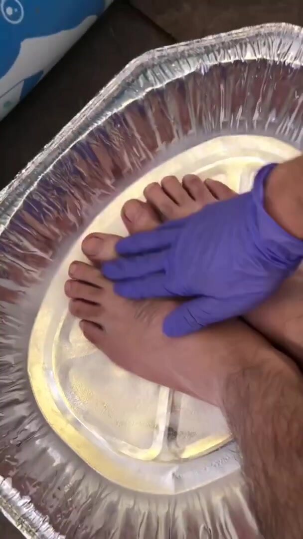 Latin shows his feet for an experiment