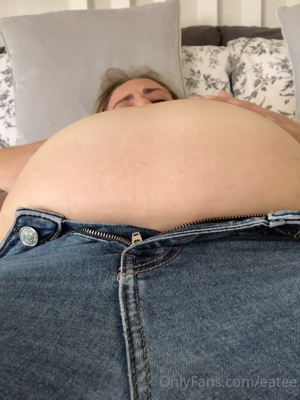 Huge and round: Bloated BBW belly - ThisVid.com