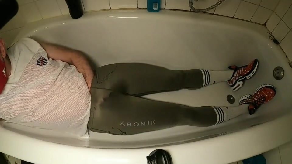 Guy in lycra tights (26-03-2022) (part 1 of 3)