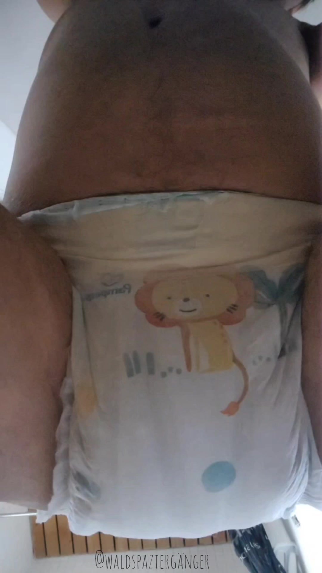 Filling a Baby Diaper Pampers sice 8