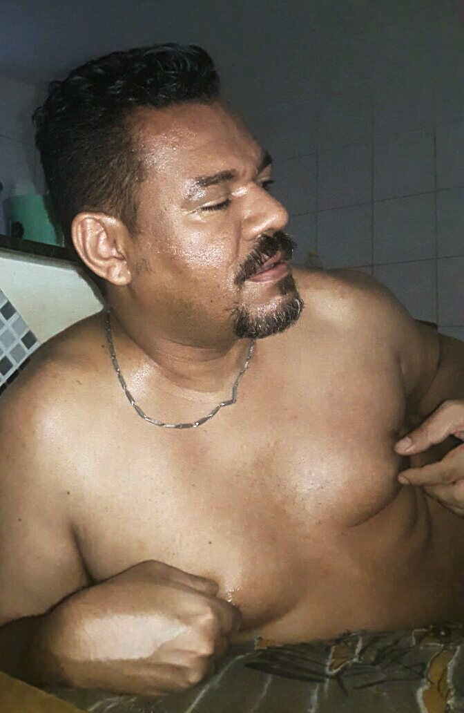 Eu jogando com meus mamilos