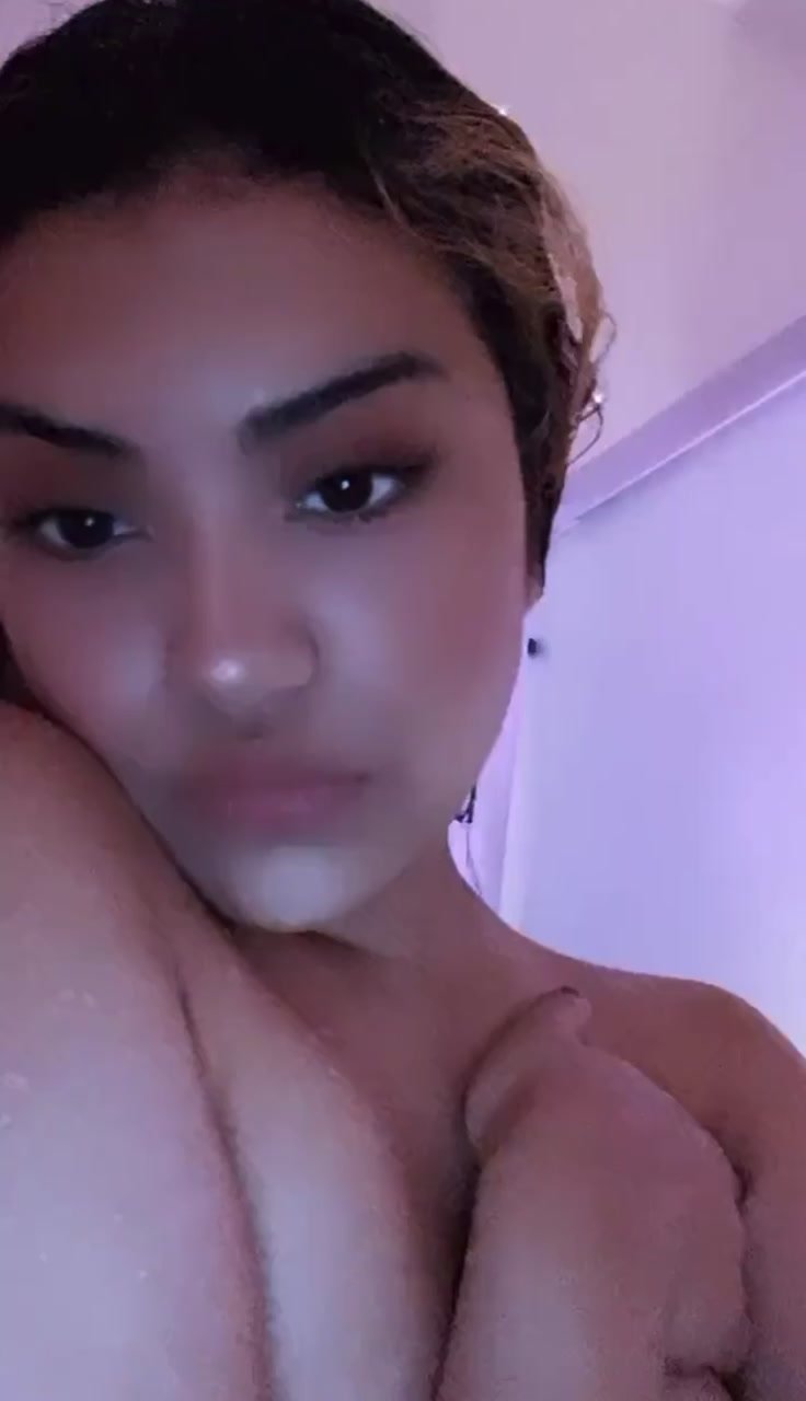 Latina EXPOSES face and tits for you