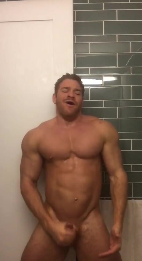 hot Muskeltyp wichst und schleckt seine Sahne