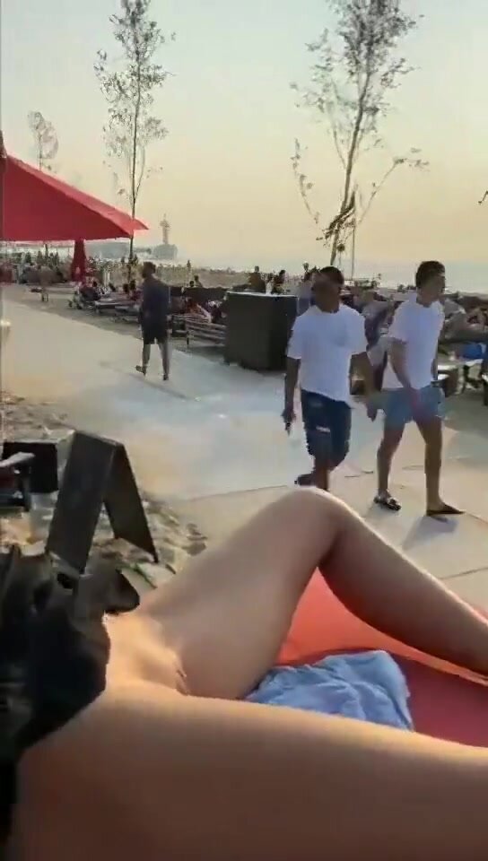Girl films her pussy out on public beach