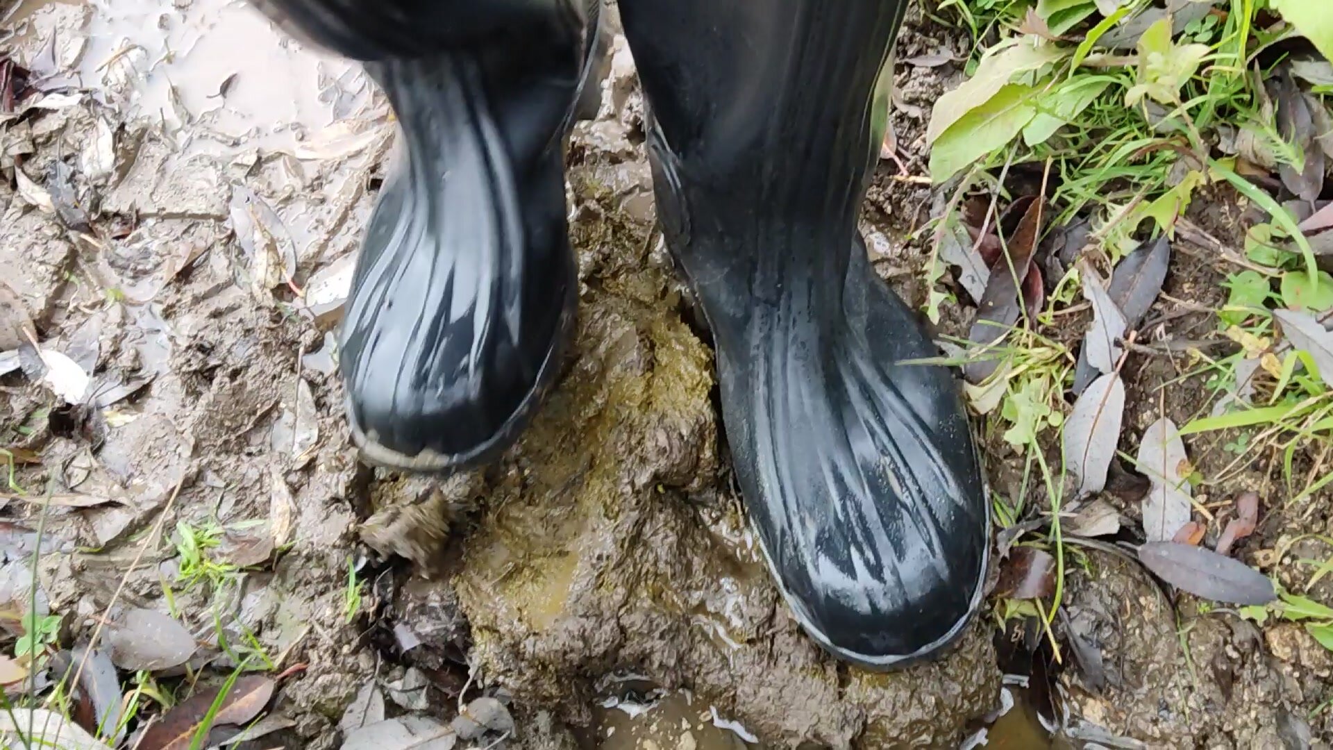 Rubber boots - video 7