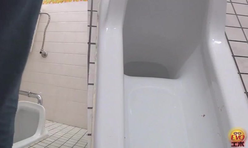 Girls asian pooping piss toilet.JJL_011