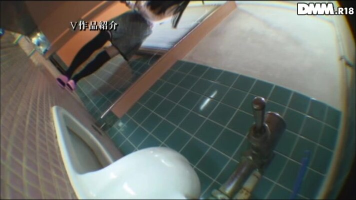 Girls asian pooping piss toilet.MML_01
