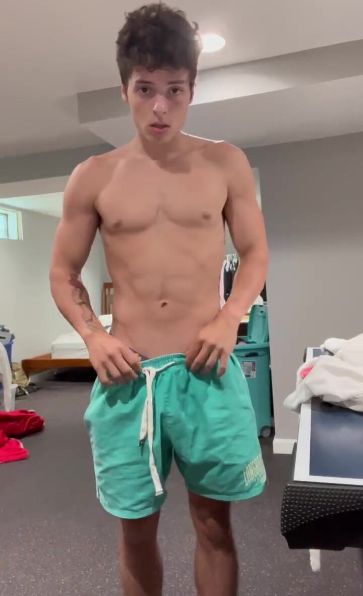 HOT GAY TWINK SHOWING GREAT BODY