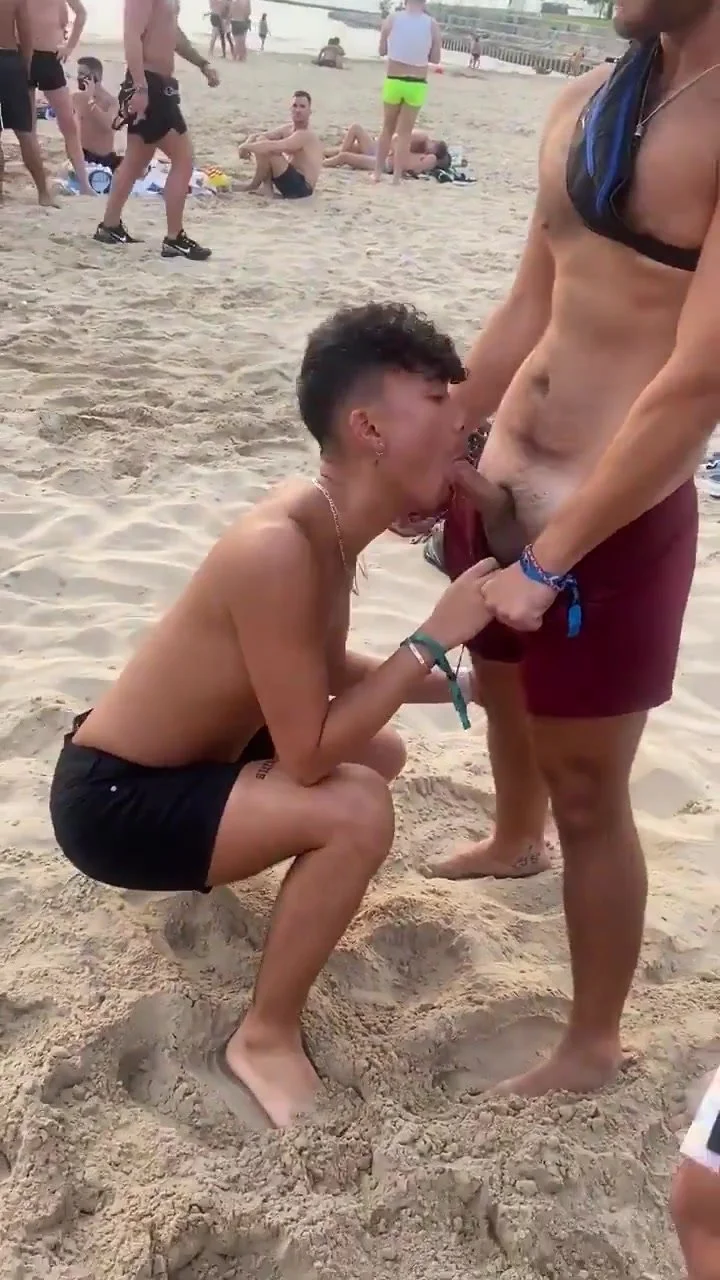 720px x 1280px - A VERY PUBLIC BLOWJOB AT BEACH - ThisVid.com