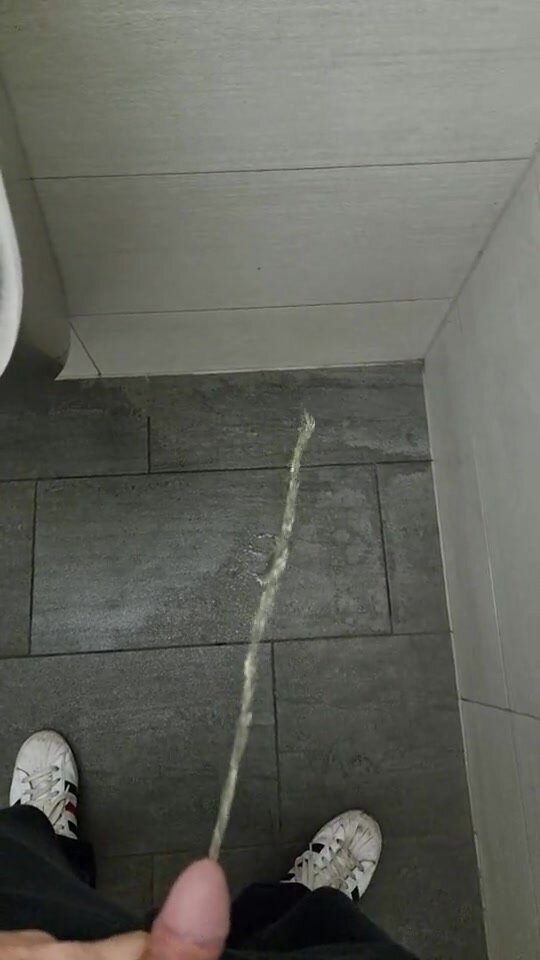 Short piss in a public urinal