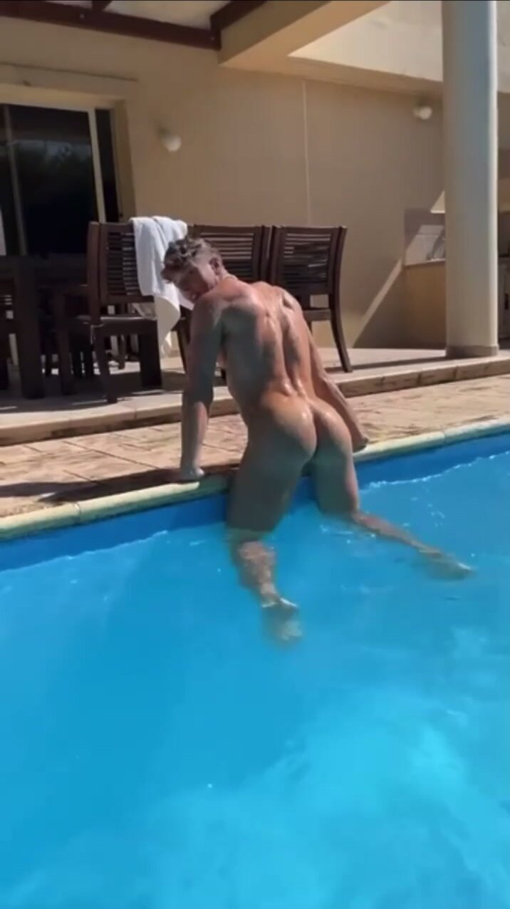 Pool ass out