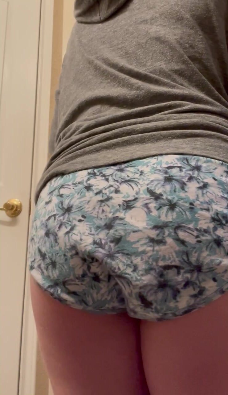 Short girl poops her panties for you quickly
