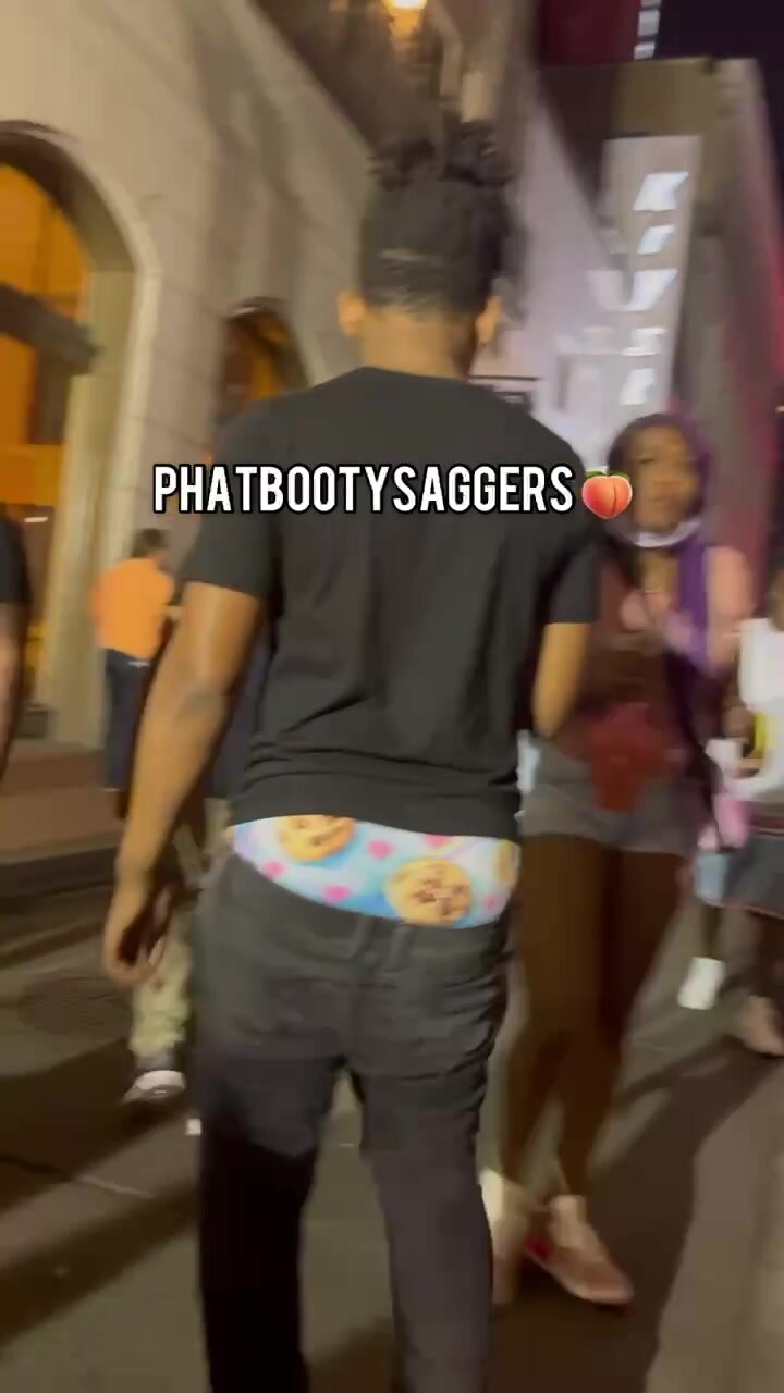 Sagger phat booty on display downtown
