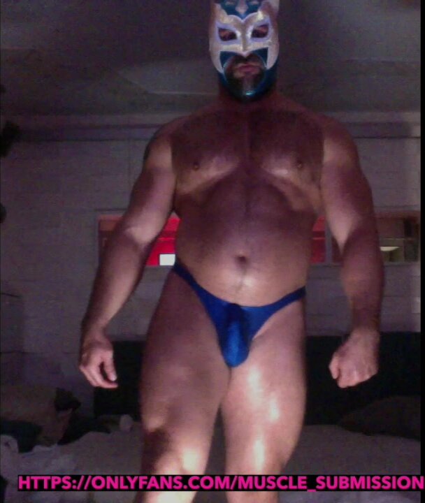 Worshipe huge bodybuilder before wrestle - video 2