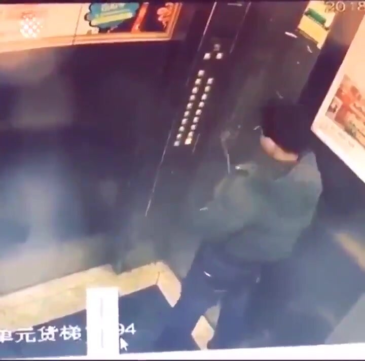 Elevator malfunctions after chineese guy pisses on cont