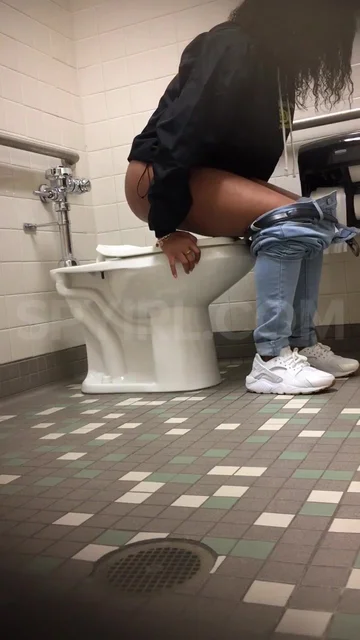 Naked Black Girls In Bathroom Mirror - College toilet voyeur: Thick Black Girl - ThisVid.com