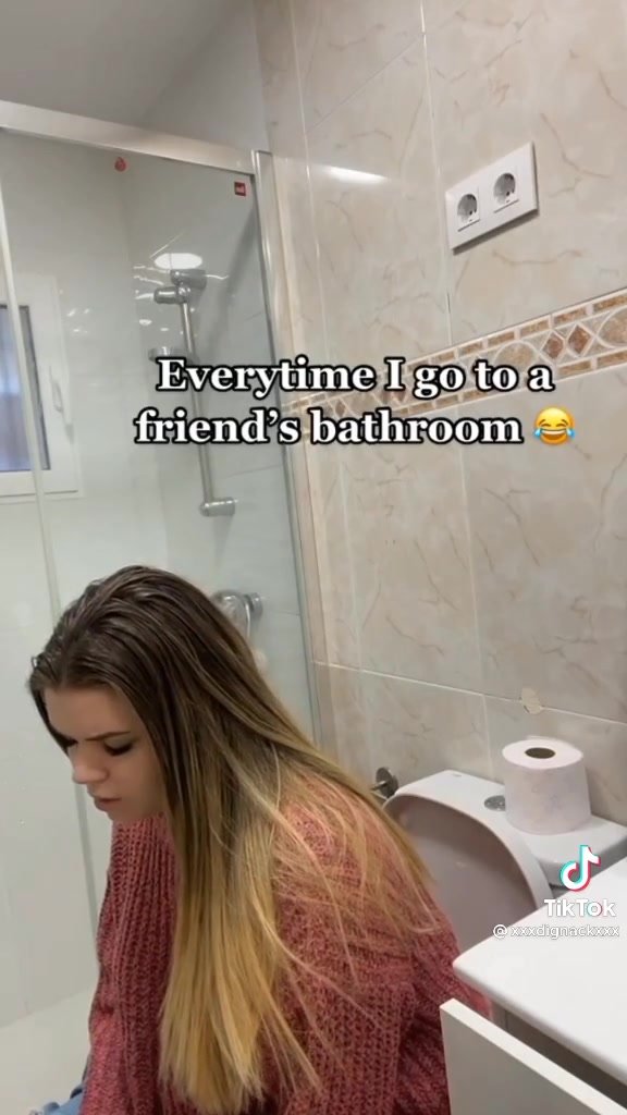 Girl farting on toilet - video 8
