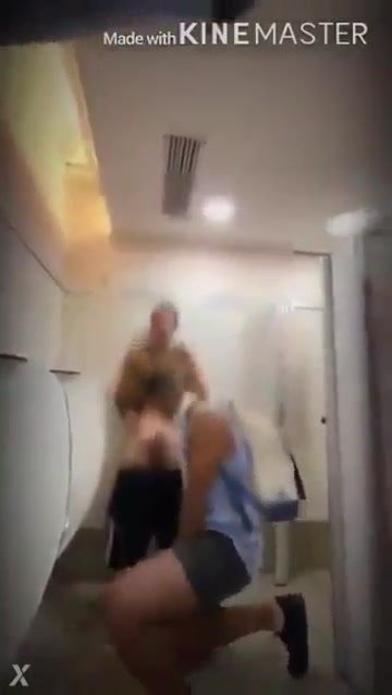 Sarado mamando no banheirao gay