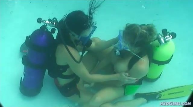 Amber & Wenona scuba beauties play underwater