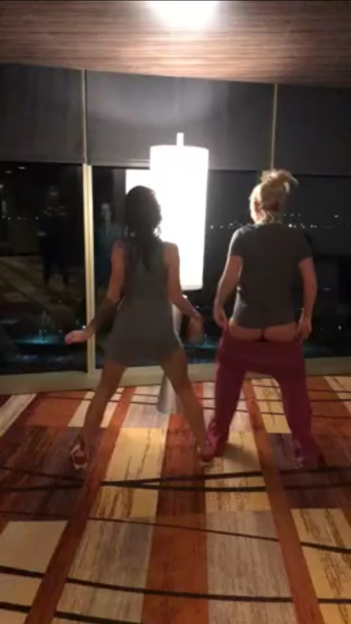 2 girls mooning and twerking