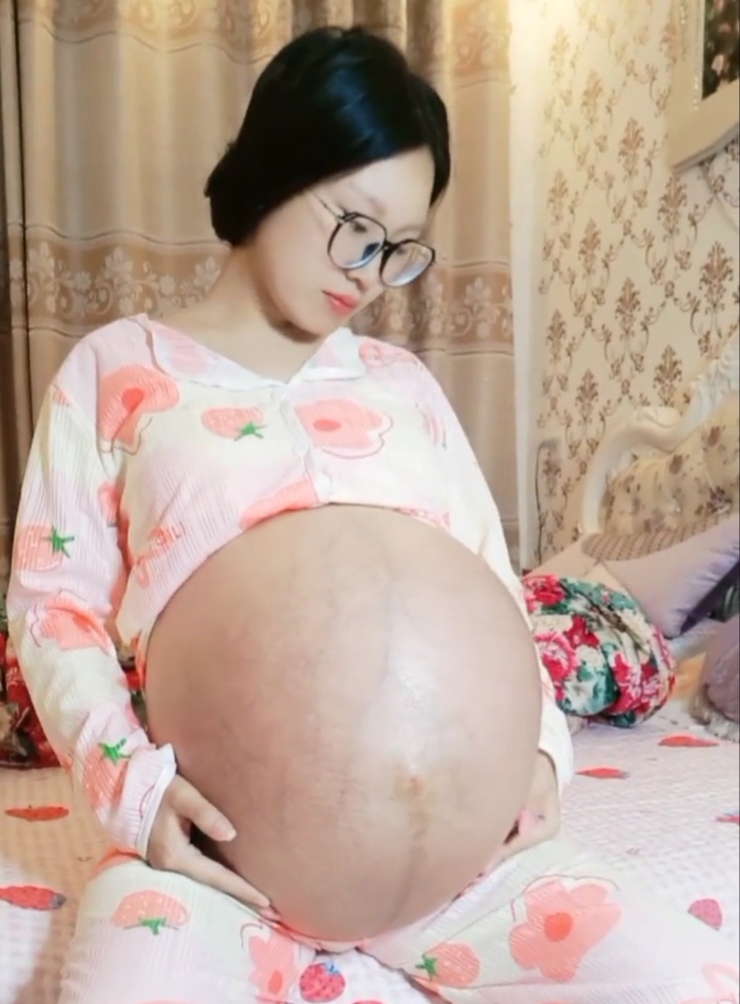 Big pregnant belly - video 3