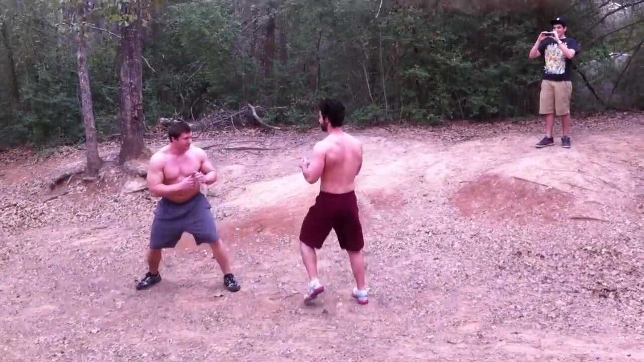 Light guy beats bodybuilder in outdoor real Fist fight