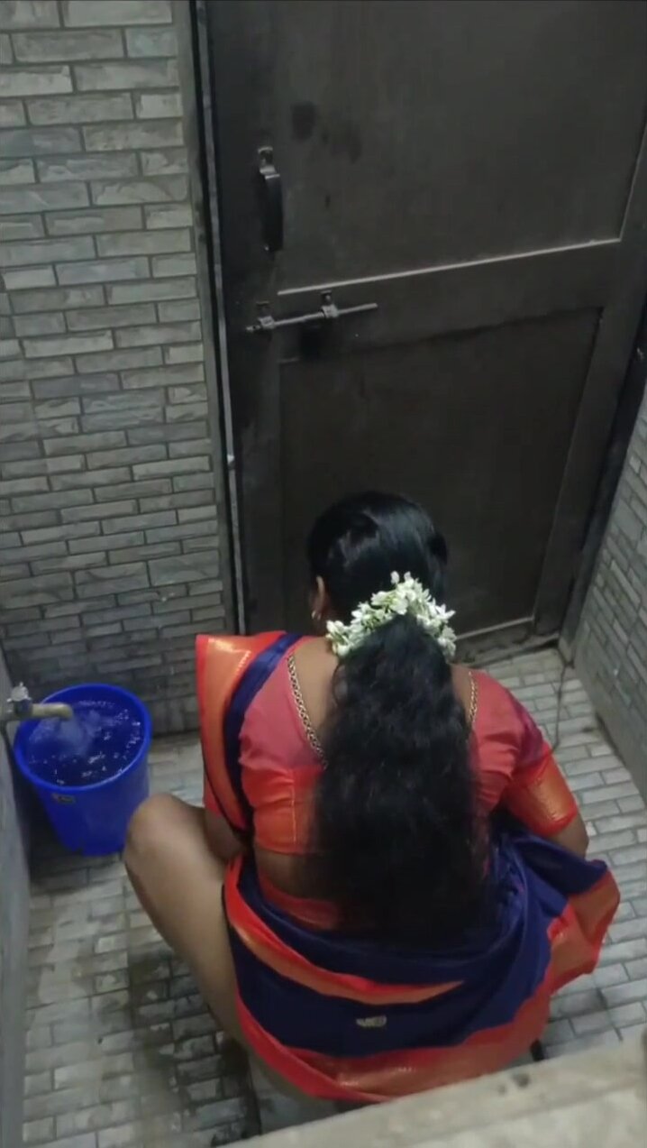 Aunty Urine Pass Photo - Hit list: Saree Aunty Toilet Spy piss - ThisVid.com