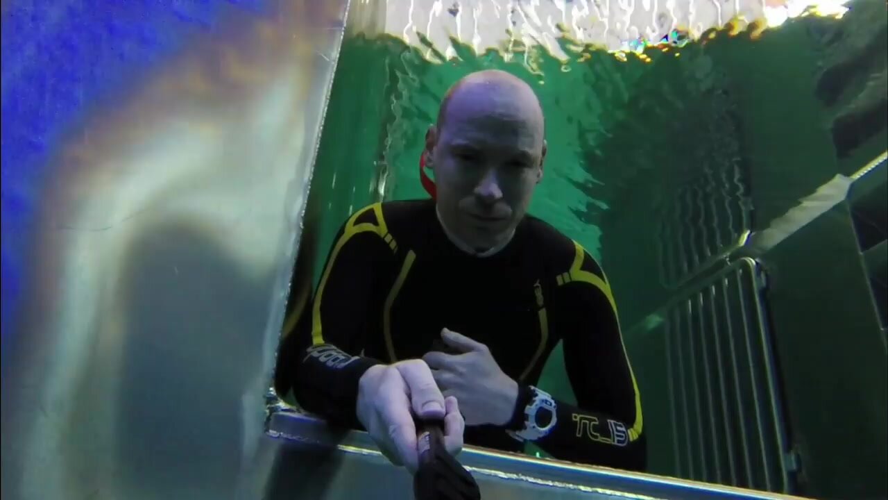 Underwater barefaced static breathold in wetsuit - video 3