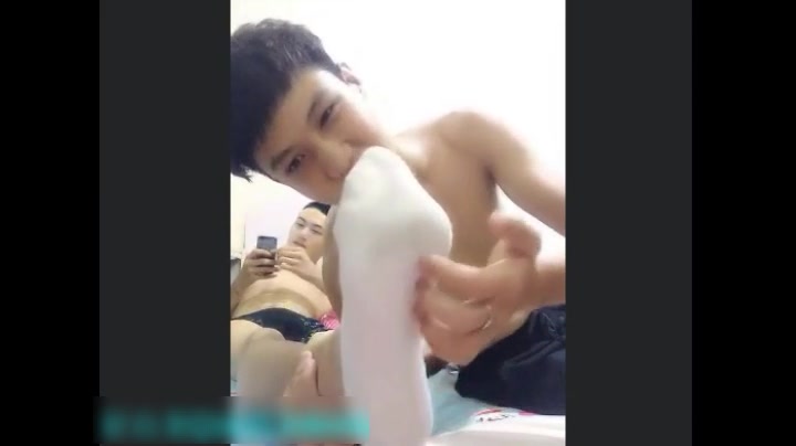 Male feet tickle (chinese guy)