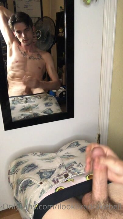 Twink jerks off in front of a mirror