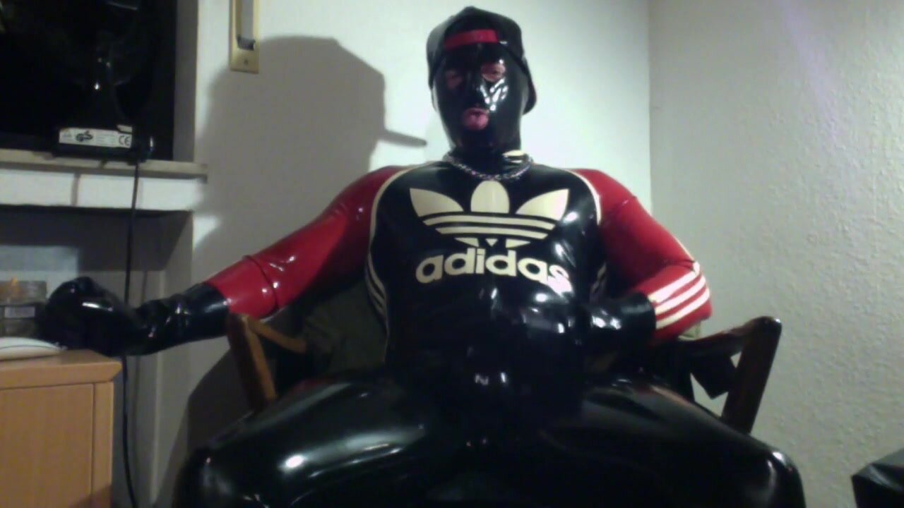 Guy in rubber suit (09-06-2022)