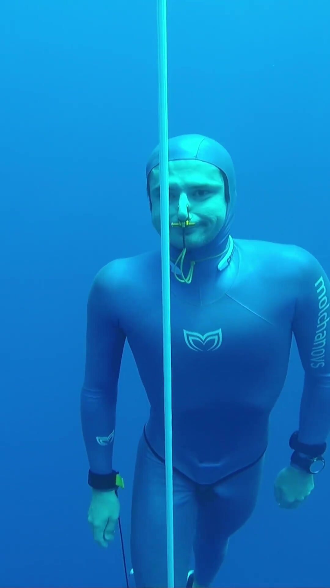 Arnaud barefaced underwater in very tight wetsuit