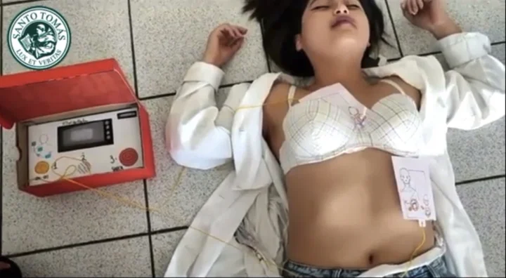 CPR and defibs on woman ThisVid com 中文 